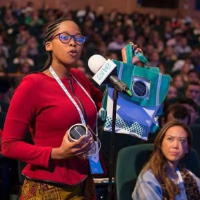 Thato Kgatlhanye and Rea Ngwane: recycles plastic bags and turns them into&nbsp;schoolbags