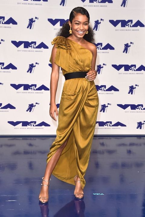 040-vmas-red-carpet-2017-1503877958v yara